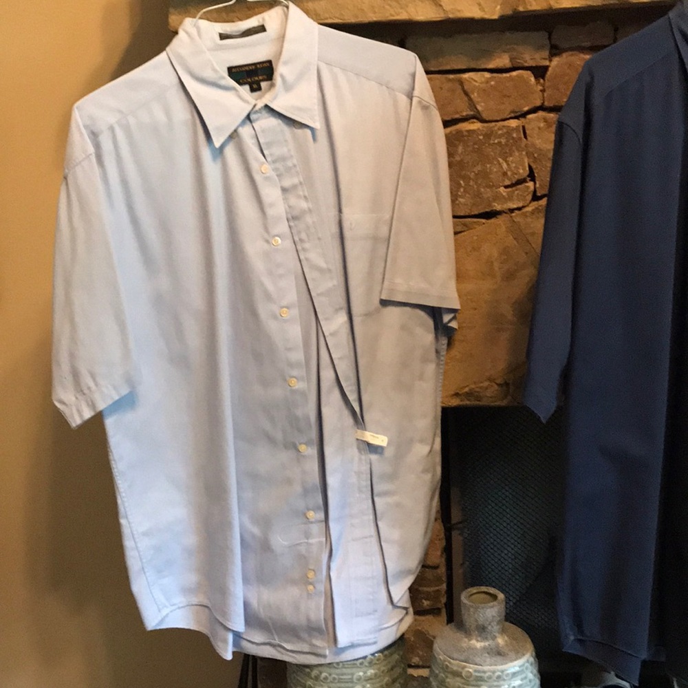 Short-sleeved dress shirt